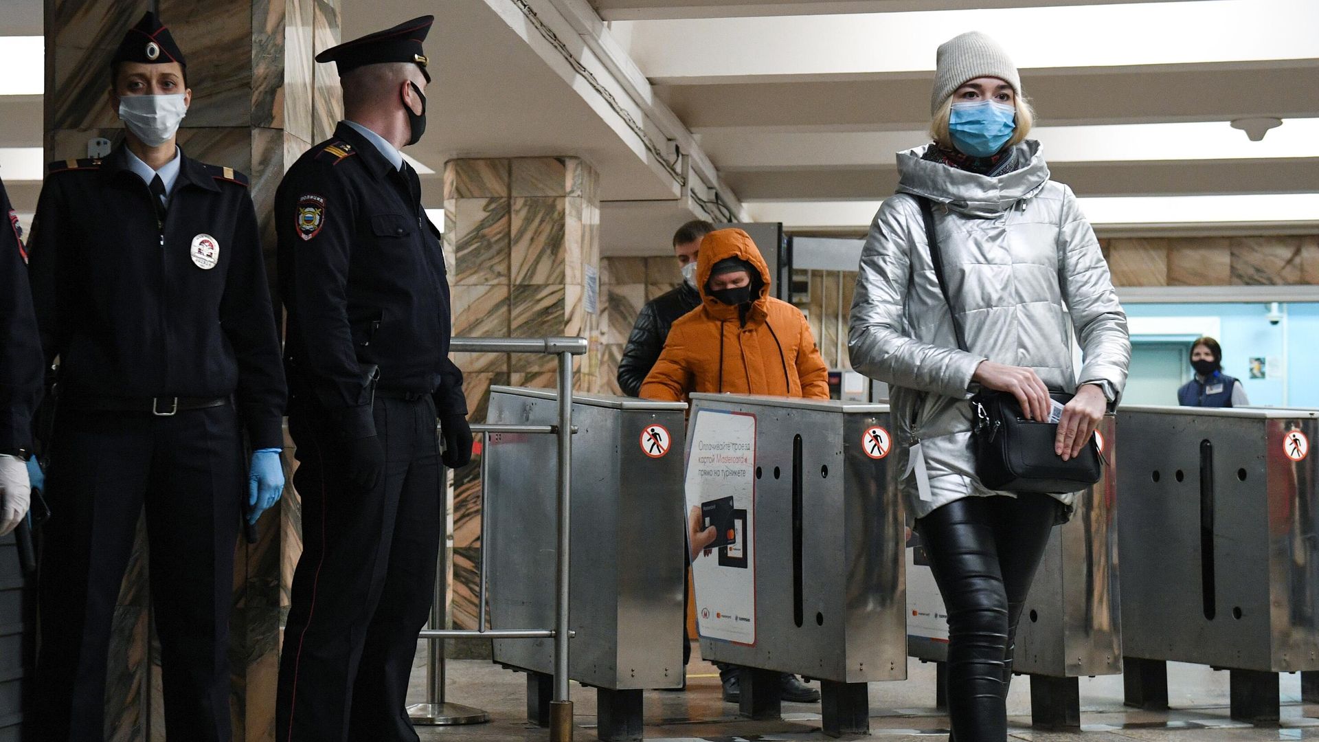 Сотрудники полиции проверяют соблюдение ношения масок на станции Студенческая Новосибирского метрополитена Сотрудники полиции проверяют соблюдение ношения масок на станции Студенческая Новосибирского метрополитена - РИА Новости, 1920, 23.10.2020