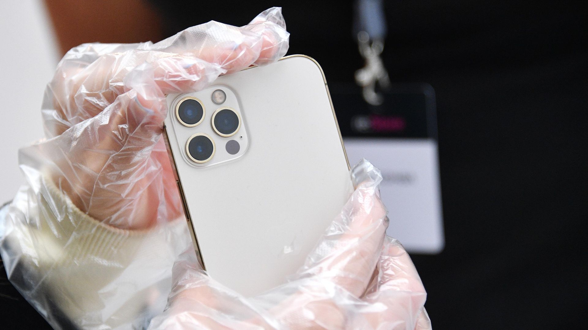Покупательница держит в руках новый iPhone 12 Pro Покупательница держит в руках новый iPhone 12 Pro - РИА Новости, 1920, 24.10.2020