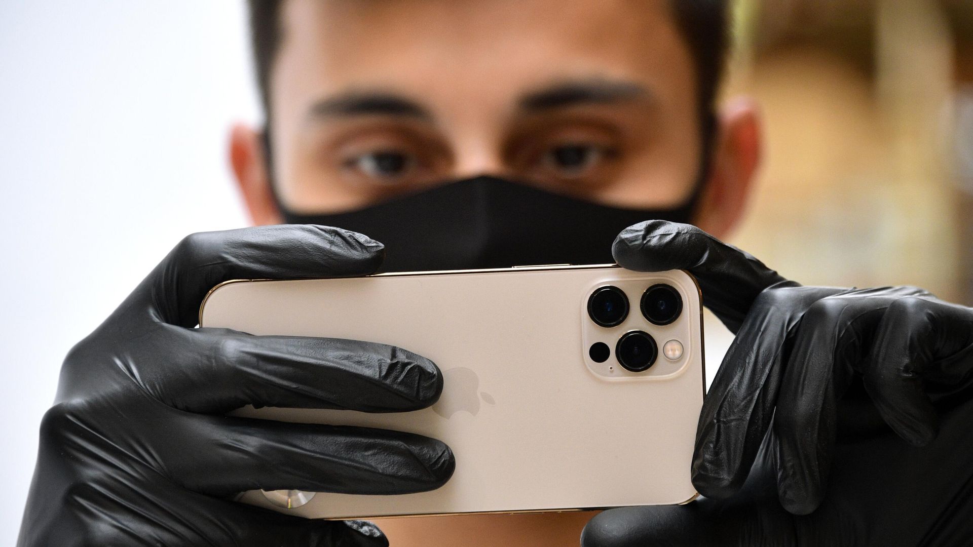 Молодой человек держит в руках новый iPhone 12 Pro Молодой человек держит в руках новый iPhone 12 Pro - РИА Новости, 1920, 26.11.2020