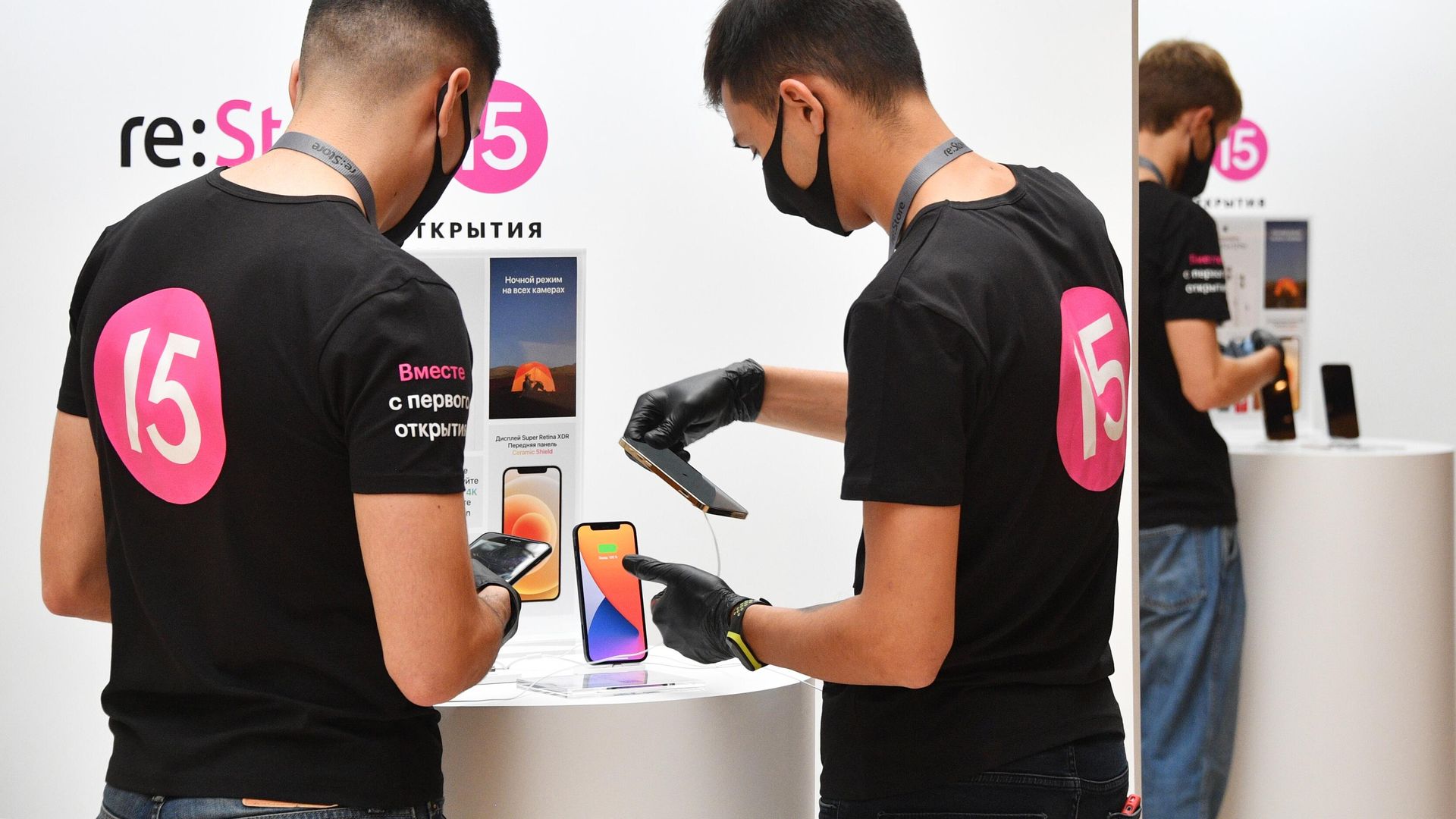 Продавцы магазина re:Store в ГУМ в Москве, где начались продажи новых iPhone 12 и iPhone 12 Pro Продавцы магазина re:Store в ГУМ в Москве, где начались продажи новых iPhone 12 и iPhone 12 Pro - РИА Новости, 1920, 26.07.2021