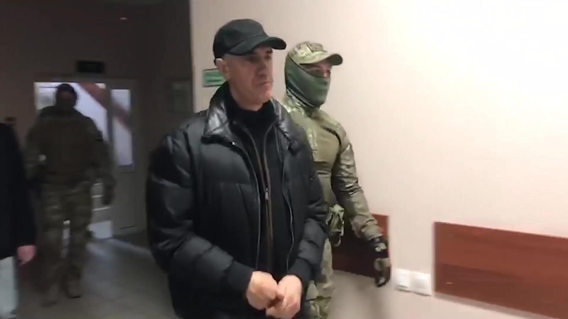 Бизнесмен Анатолий Быков, подозреваемый в организации двойного убийства в 1994 году, во время избрания меры пресечения в Красноярске. Стоп-кадр видео Бизнесмен Анатолий Быков, подозреваемый в организации двойного убийства в 1994 году, во время избрания меры пресечения в Красноярске. Стоп-кадр видео - РИА Новости, 1920, 23.10.2020