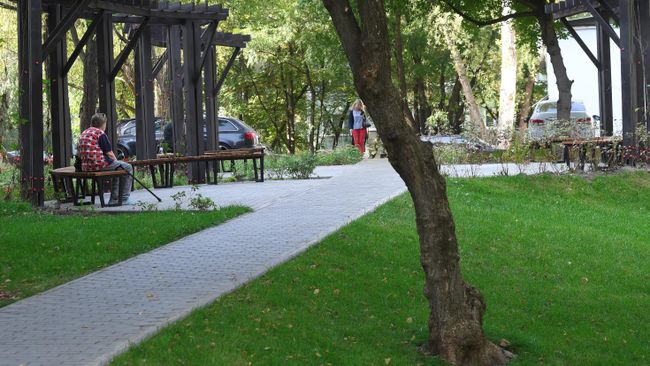Благоустроенная территория двора в Москве.