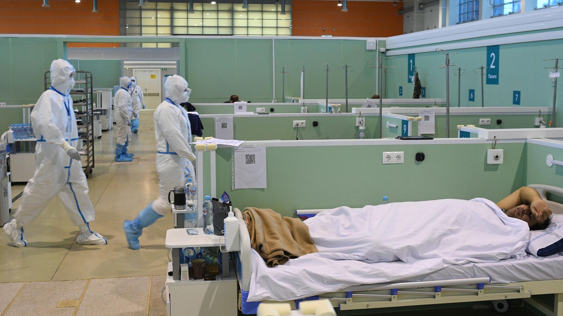 Медицинские работники и пациент во временном госпитале COVID-19 на ВДНХ в Москве - РИА Новости, 1920, 28.10.2020