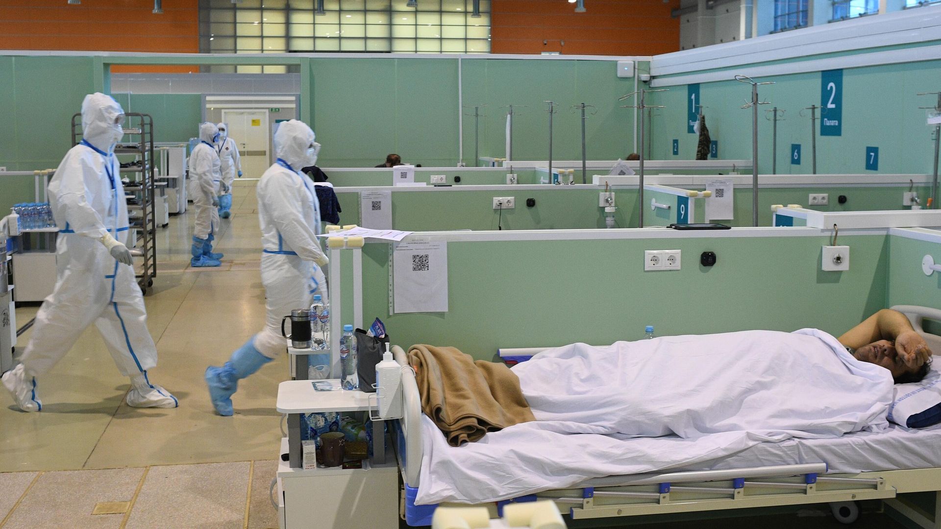 Медицинские работники и пациент во временном госпитале COVID-19 на ВДНХ в Москве Медицинские работники и пациент во временном госпитале COVID-19 на ВДНХ в Москве - РИА Новости, 1920, 13.06.2021