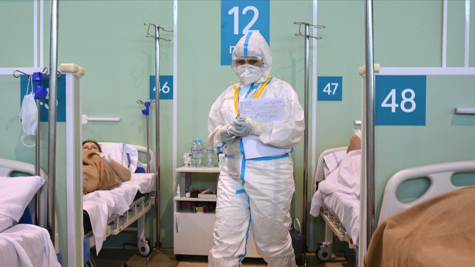 Медицинский работник и пациенты в палате временного госпиталя COVID-19 на ВДНХ в Москве Медицинский работник и пациенты в палате временного госпиталя COVID-19 на ВДНХ в Москве - РИА Новости, 1920, 11.11.2020