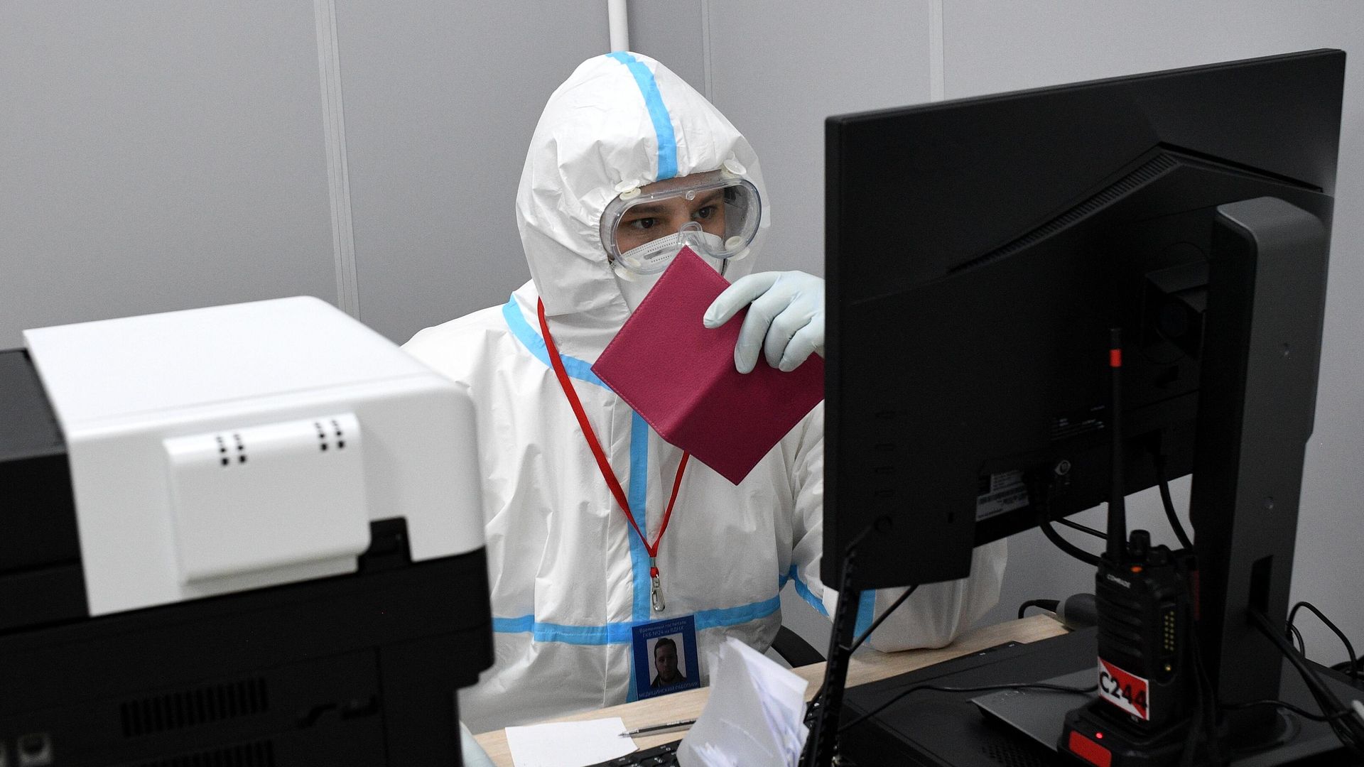 Медицинский работник в приемном отделении временного госпиталя COVID-19 на ВДНХ в Москве Медицинский работник в приемном отделении временного госпиталя COVID-19 на ВДНХ в Москве - РИА Новости, 1920, 12.03.2021