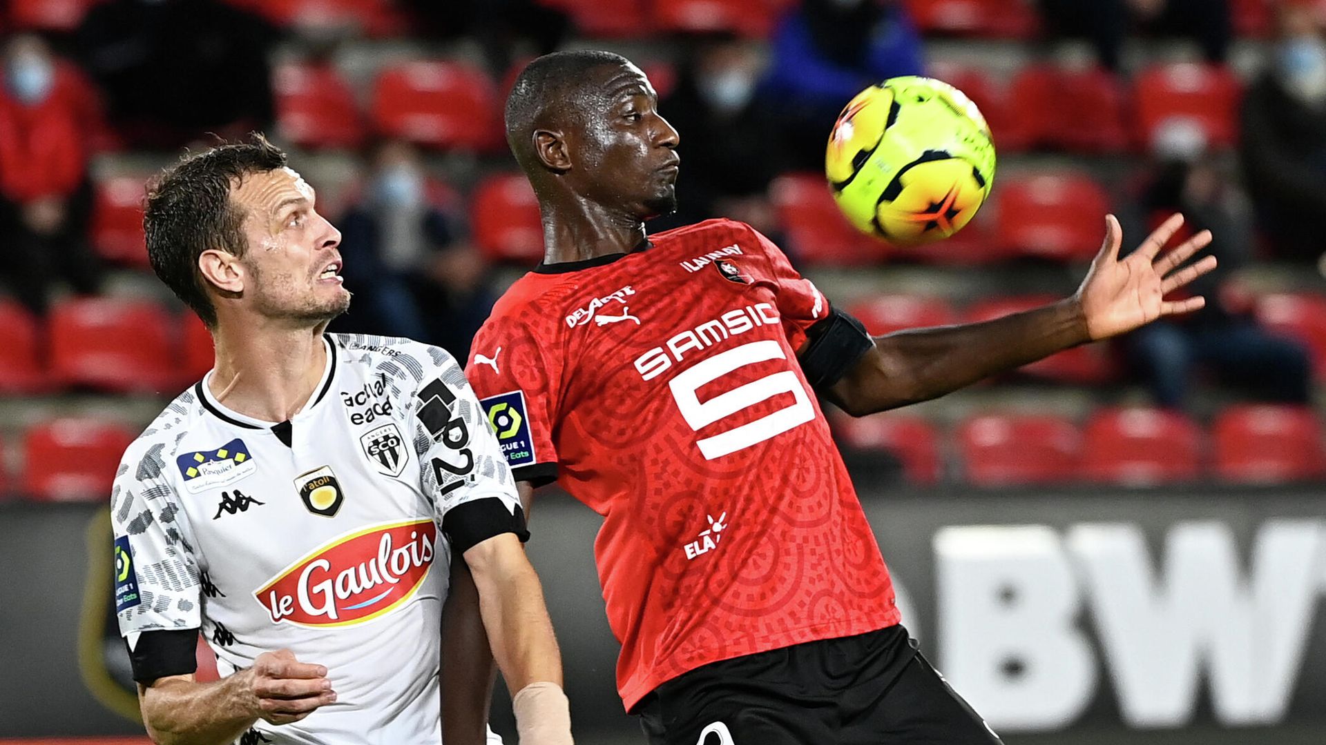 Stade Rennais' French forward Serhou Guirassy (R) vies with Angers' French defender Romain Thomas during the French L1 football match between Stade Rennais and Angers, at the Roazhon Park stadium in Rennes, northwestern France on October 23, 2020. (Photo by DAMIEN MEYER / AFP) Stade Rennais' French forward Serhou Guirassy (R) vies with Angers' French defender Romain Thomas during the French L1 football match between Stade Rennais and Angers, at the Roazhon Park stadium in Rennes, northwestern France on October 23, 2020. (Photo by DAMIEN MEYER / AFP) - РИА Новости, 1920, 24.10.2020