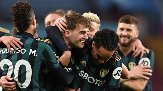 Leeds United's English striker Patrick Bamford (C) celebrates scoring their second goal during the English Premier League football match between Aston Villa and Leeds United at Villa Park in Birmingham, central England on October 23, 2020. (Photo by Laurence Griffiths / POOL / AFP) / RESTRICTED TO EDITORIAL USE. No use with unauthorized audio, video, data, fixture lists, club/league logos or 'live' services. Online in-match use limited to 120 images. An additional 40 images may be used in extra time. No video emulation. Social media in-match use limited to 120 images. An additional 40 images may be used in extra time. No use in betting publications, games or single club/league/player publications. / 
