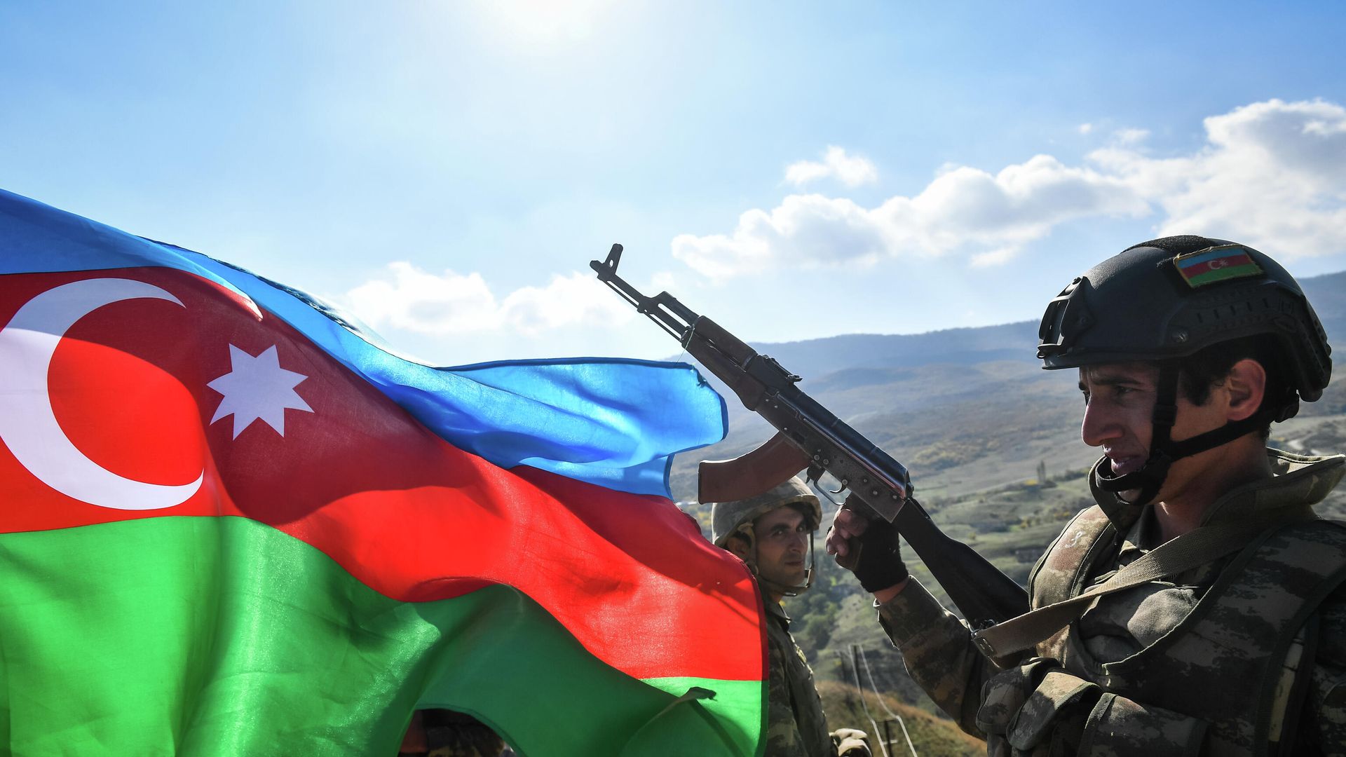 Военнослужащие азербайджанской армии во время реконструкции водружения государственного флага на господствующей высоте у села Талыш Военнослужащие азербайджанской армии во время реконструкции водружения государственного флага на господствующей высоте у села Талыш - РИА Новости, 1920, 11.11.2020
