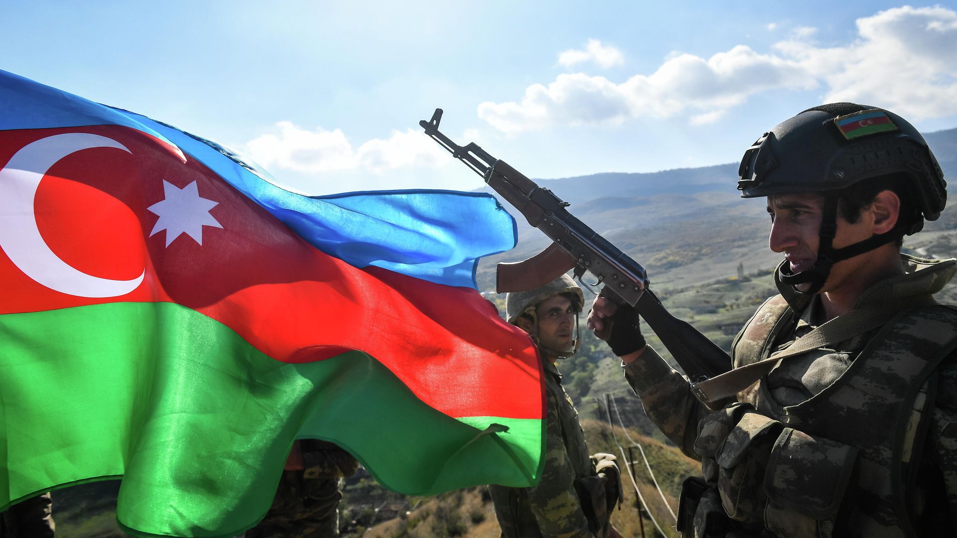 Военнослужащие азербайджанской армии во время реконструкции водружения государственного флага на господствующей высоте у села Талыш Военнослужащие азербайджанской армии во время реконструкции водружения государственного флага на господствующей высоте у села Талыш - РИА Новости, 1920, 09.11.2020