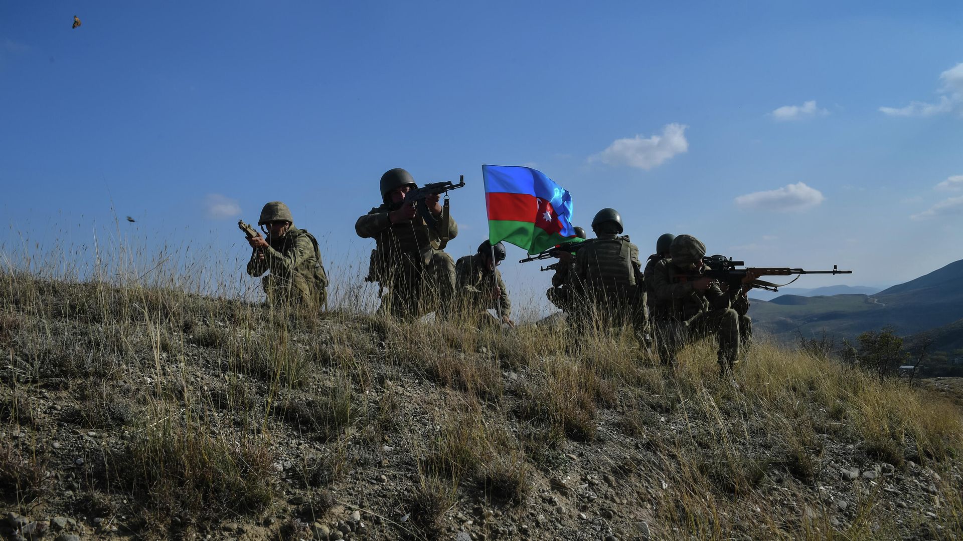 Военнослужащие азербайджанской армии во время реконструкции водружения государственного флага на господствующей высоте у села Талыш - РИА Новости, 1920, 09.11.2020