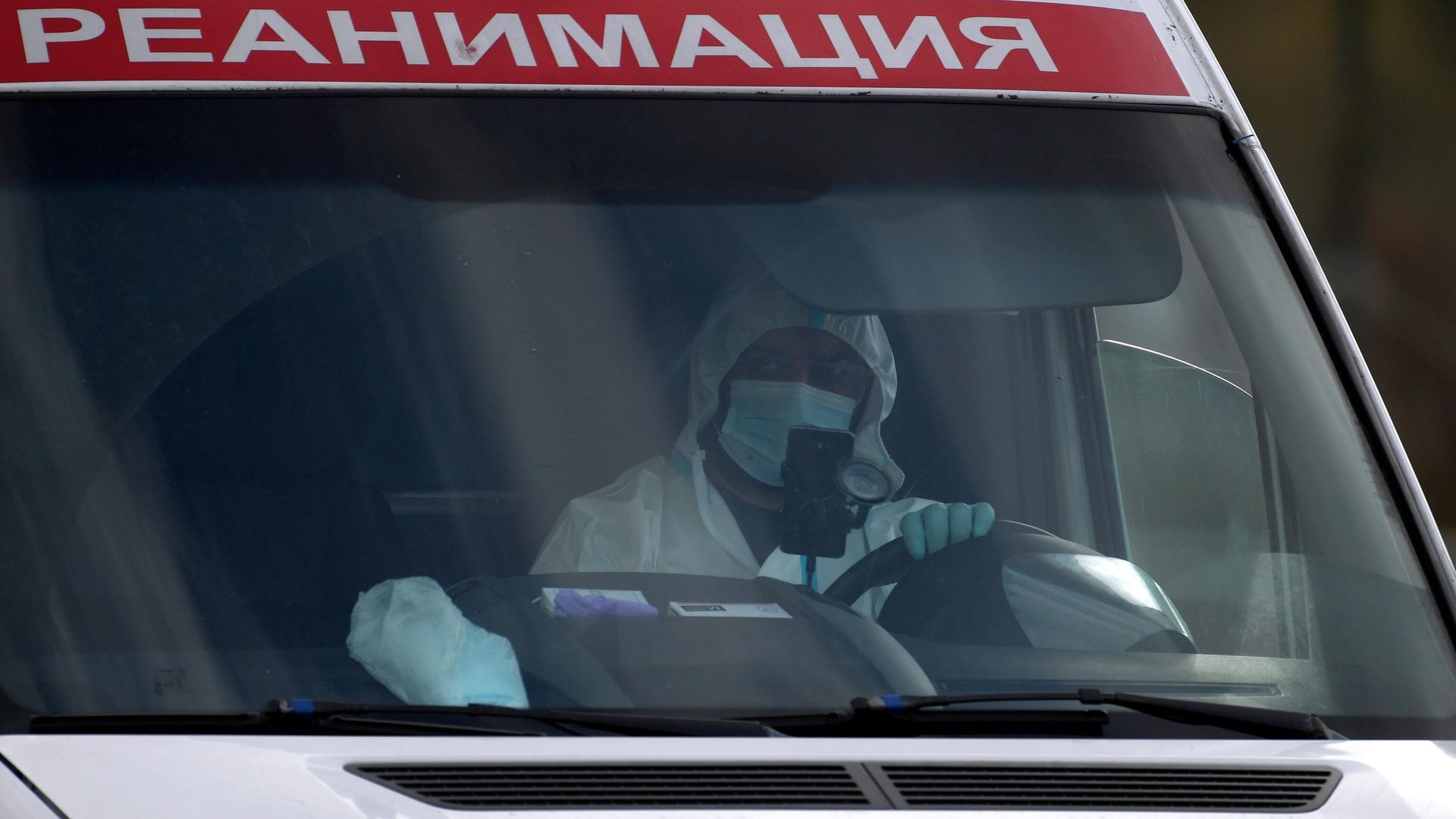 Машина скорой медицинской помощи возле карантинного центра в Коммунарке Машина скорой медицинской помощи возле карантинного центра в Коммунарке - РИА Новости, 1920, 18.12.2020