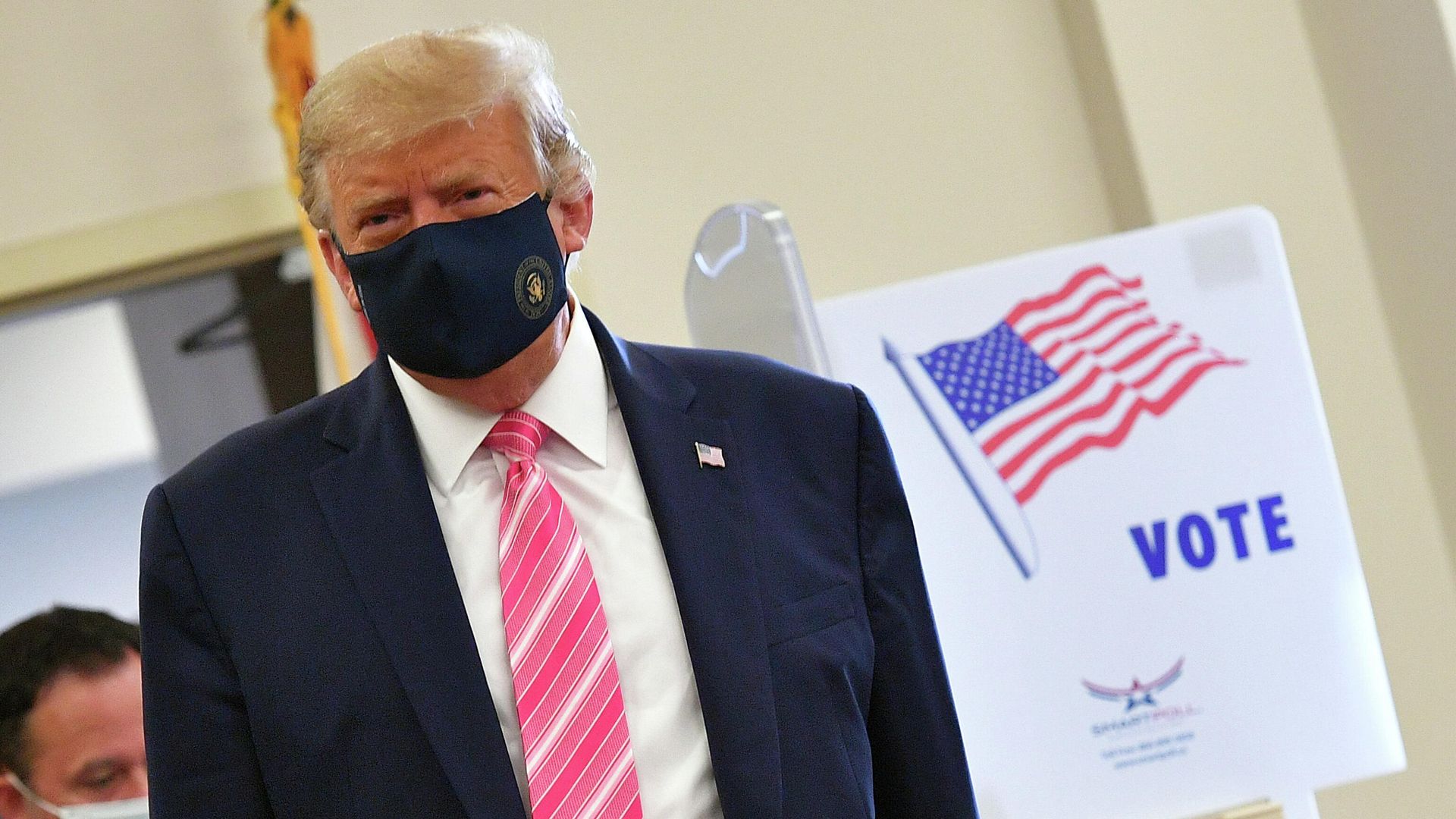 Президент США Дональд Трамп покидает избирательный участок после голосования. 24 октября 2020 Президент США Дональд Трамп покидает избирательный участок после голосования. 24 октября 2020 - РИА Новости, 1920, 24.10.2020