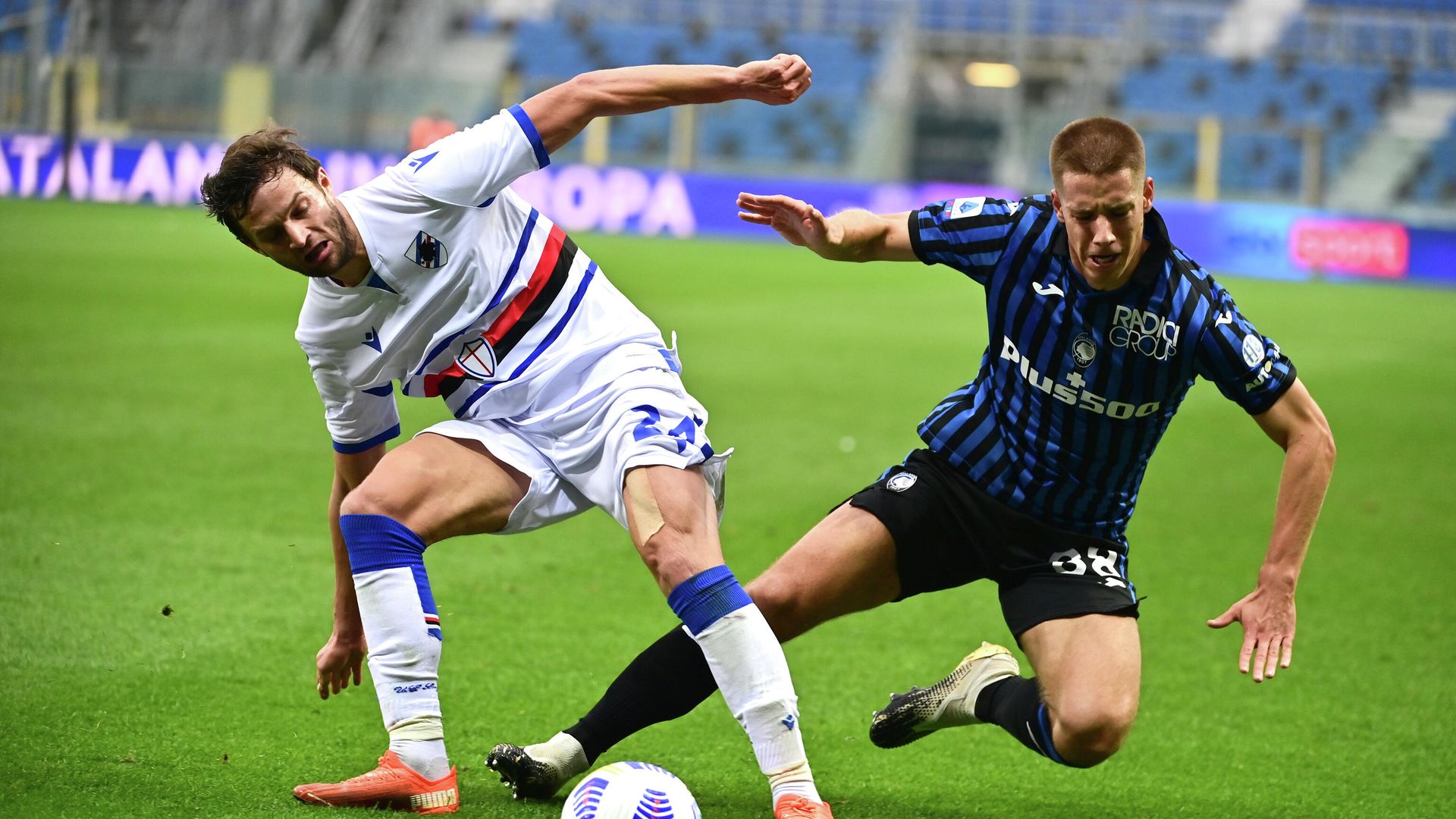 Sampdoria's Polish defender Bartosz Bereszynski (L) fights for the ball with Atalanta's Croatian midfielder Mario Pasalic (R) during the Italian Serie A football match between Atalanta and Sampdoria at the Atleti Azzurri d'Italia stadium in Bergamo on October 24, 2020. (Photo by MIGUEL MEDINA / AFP) Sampdoria's Polish defender Bartosz Bereszynski (L) fights for the ball with Atalanta's Croatian midfielder Mario Pasalic (R) during the Italian Serie A football match between Atalanta and Sampdoria at the Atleti Azzurri d'Italia stadium in Bergamo on October 24, 2020. (Photo by MIGUEL MEDINA / AFP) - РИА Новости, 1920, 24.10.2020