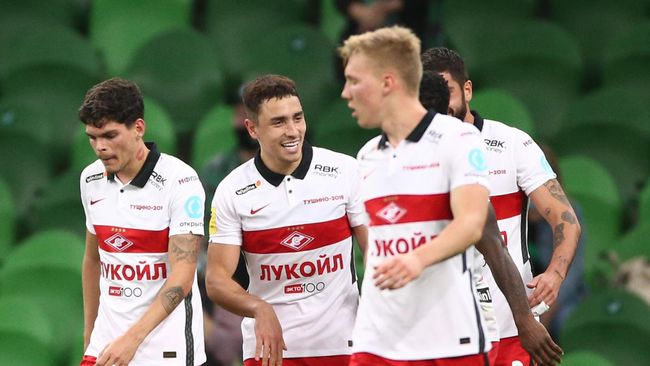 Игроки Спартака радуются забитому мячу 