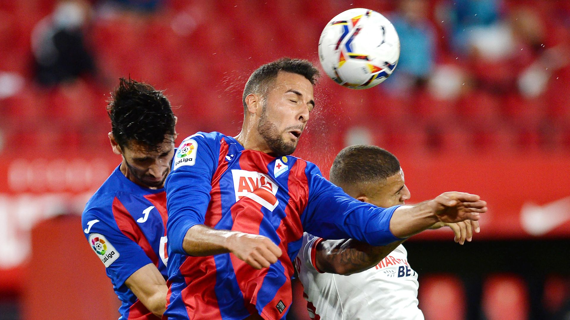 Eibar's Argentinian defender Esteban Burgos (C) jumps for the ball with Eibar's Portuguese defender Paulo Oliveira (L) and Sevilla's Brazilian defender Diego Carlos during the Spanish League football match between Sevilla and Eibar at the Sanchez Pizjuan stadium in Sevilla on October 24, 2020. (Photo by CRISTINA QUICLER / AFP) Eibar's Argentinian defender Esteban Burgos (C) jumps for the ball with Eibar's Portuguese defender Paulo Oliveira (L) and Sevilla's Brazilian defender Diego Carlos during the Spanish League football match between Sevilla and Eibar at the Sanchez Pizjuan stadium in Sevilla on October 24, 2020. (Photo by CRISTINA QUICLER / AFP) - РИА Новости, 1920, 24.10.2020