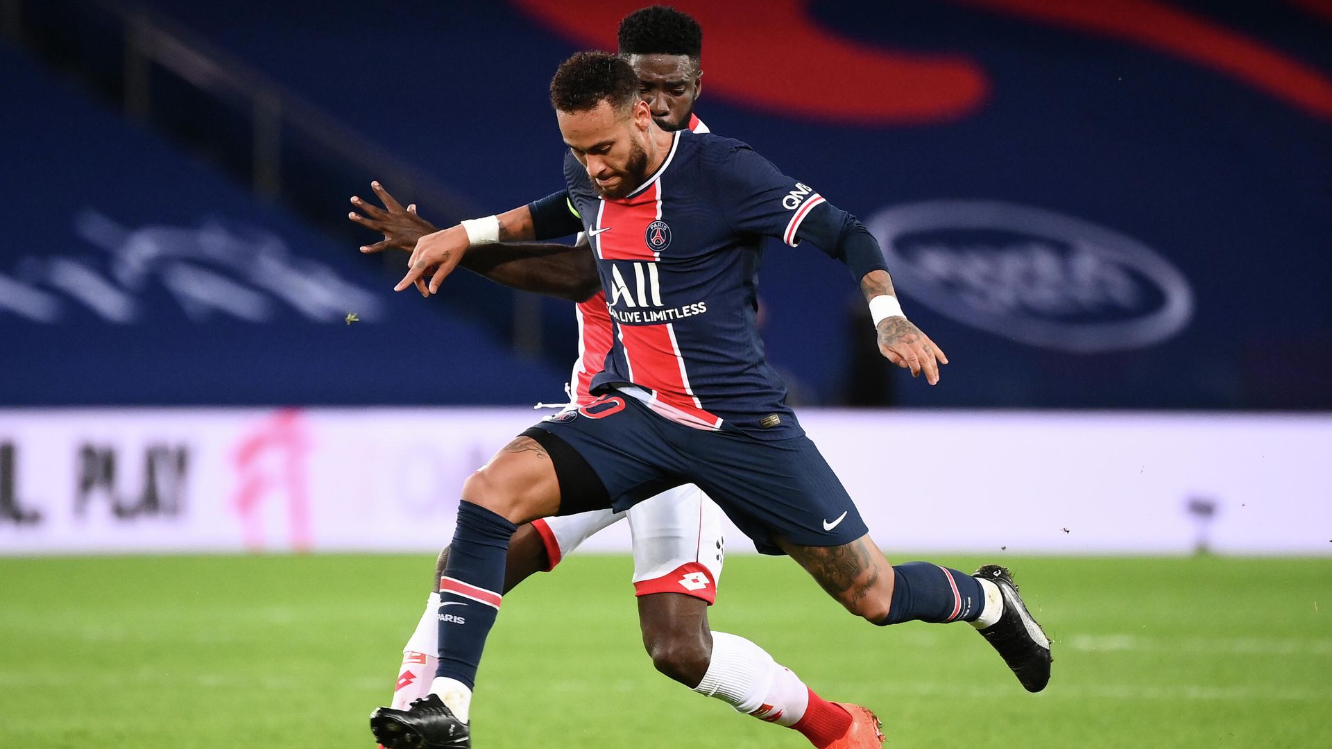 Paris Saint-Germain's Brazilian forward Neymar (L)  fights for the ball with Dijon's Gabonese defender Bruno Ecuele Manga during the French L1 football match between Paris Saint-Germain (PSG) and Dijon at the Parc de Princes stadium in Paris on October 24, 2020. (Photo by FRANCK FIFE / AFP) - РИА Новости, 1920, 25.10.2020