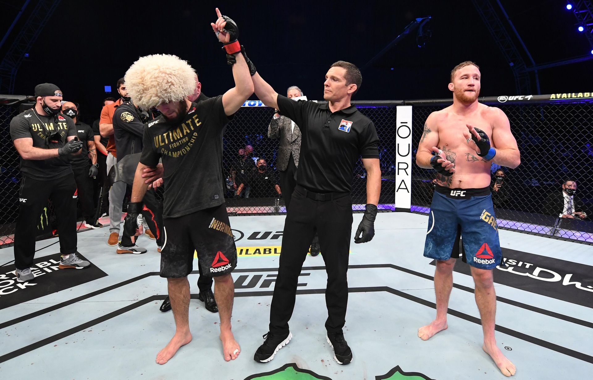 Хабиб Нурмагомедов защитил титул чемпиона UFC в легком весе Хабиб Нурмагомедов защитил титул чемпиона UFC в легком весе - РИА Новости, 1920, 27.07.2023