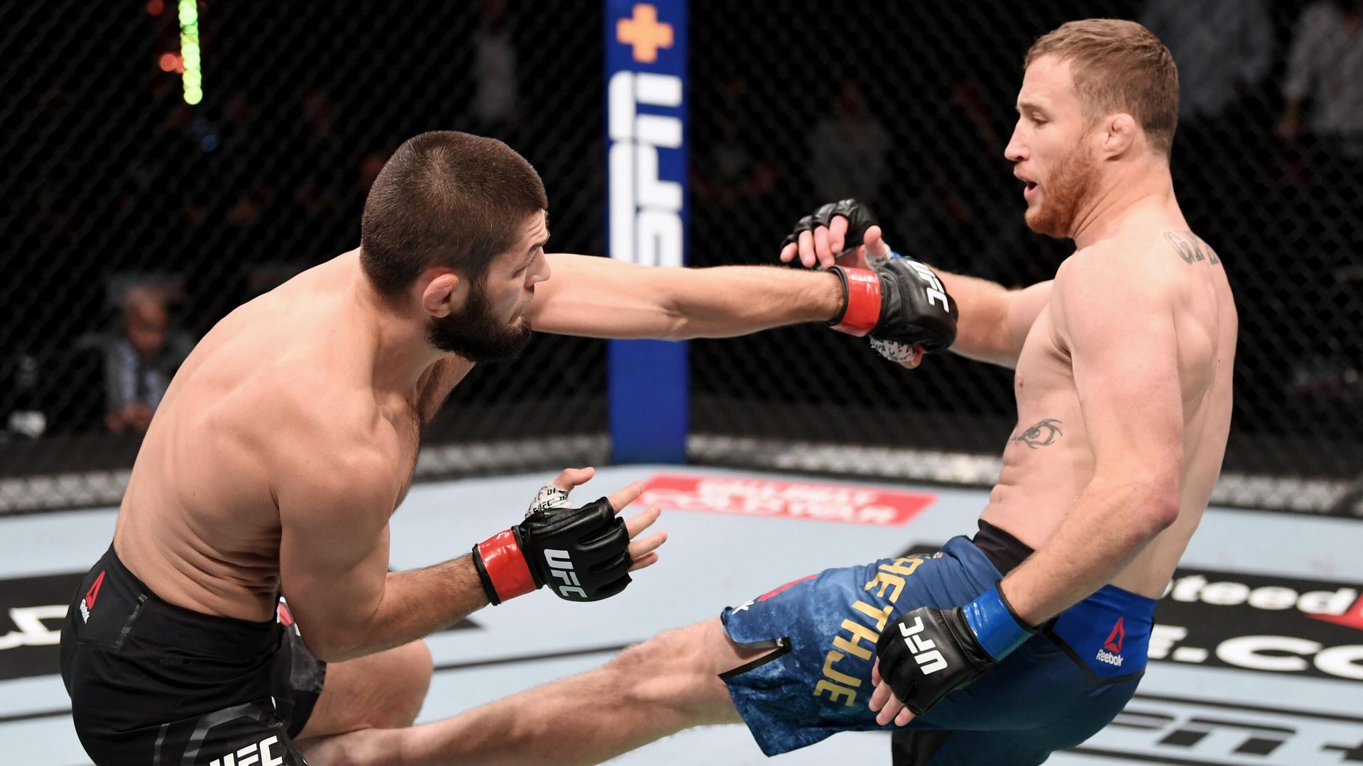 Хабиб Нурмагомедов защитил титул чемпиона UFC в легком весе - РИА Новости, 1920, 08.10.2021