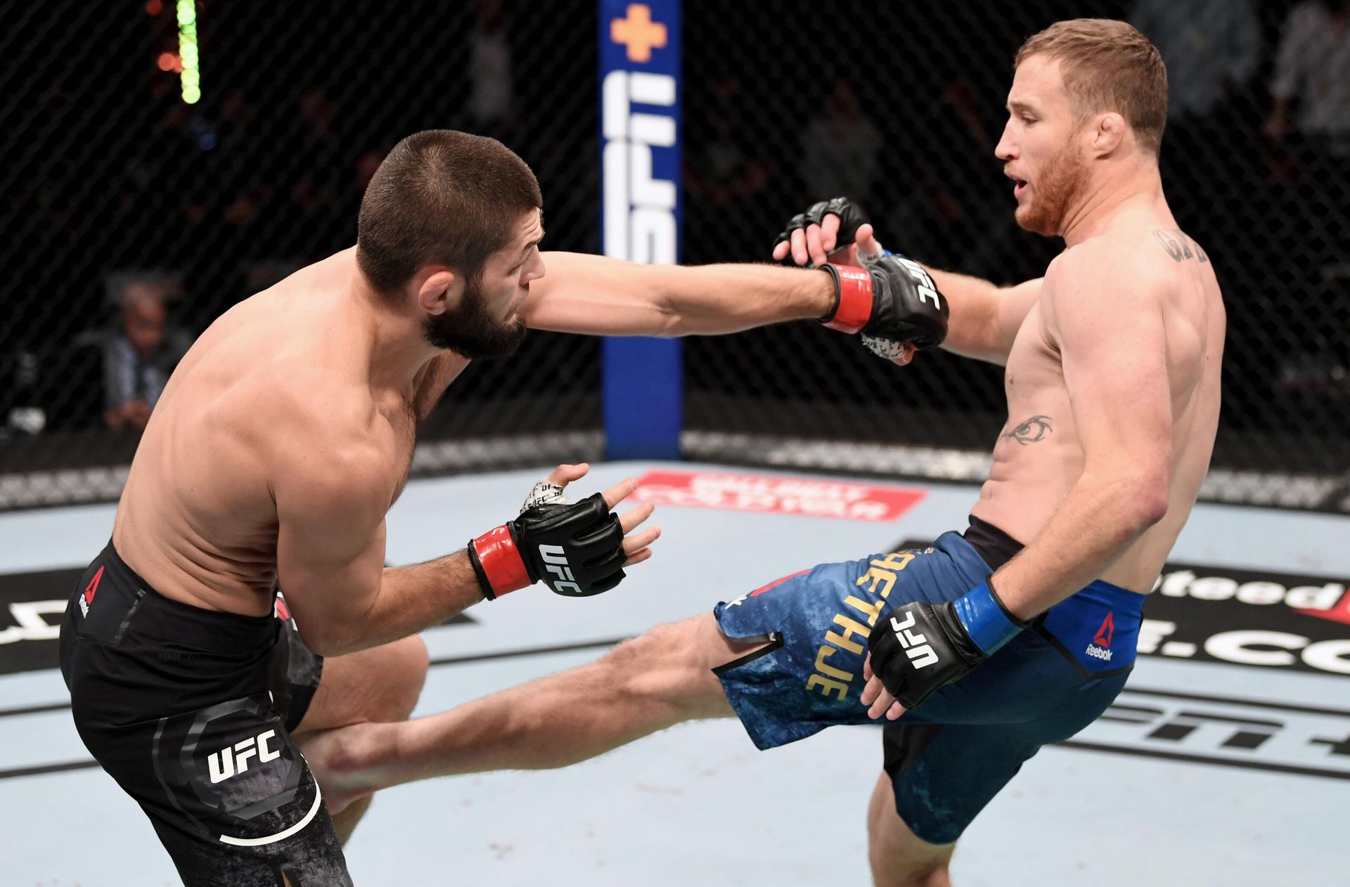 Хабиб Нурмагомедов защитил титул чемпиона UFC в легком весе Хабиб Нурмагомедов защитил титул чемпиона UFC в легком весе - РИА Новости, 1920, 15.02.2023