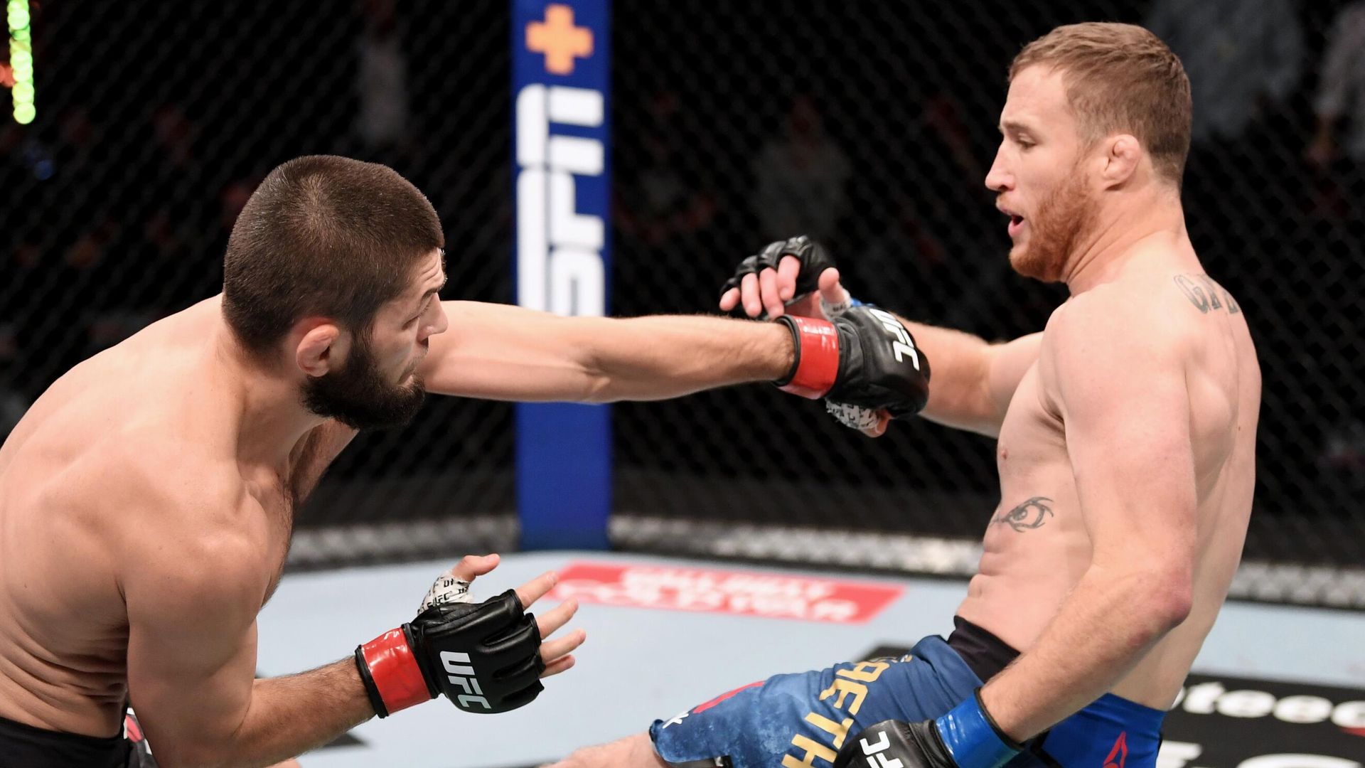 Хабиб Нурмагомедов защитил титул чемпиона UFC в легком весе - РИА Новости, 1920, 08.10.2021