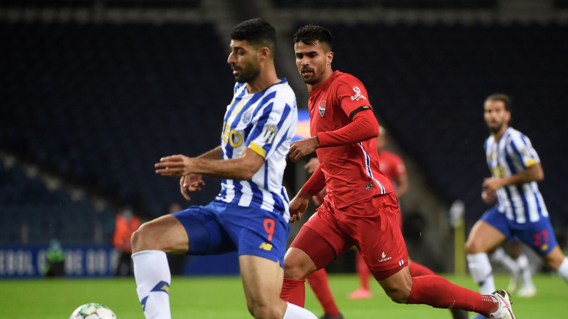 FC Porto's Iranian forward Mehdi Taremi (L) vies with Gil Vicente's Brazilian defender Rodrigao during the Portuguese League football match between Porto and Gil Vicente at the Dragao stadium in Porto on October 24, 2020. (Photo by MIGUEL RIOPA / AFP) FC Porto's Iranian forward Mehdi Taremi (L) vies with Gil Vicente's Brazilian defender Rodrigao during the Portuguese League football match between Porto and Gil Vicente at the Dragao stadium in Porto on October 24, 2020. (Photo by MIGUEL RIOPA / AFP) - РИА Новости, 1920, 25.10.2020