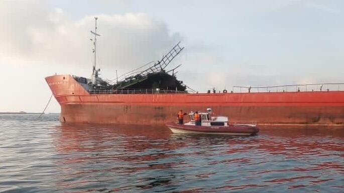 Танкер Генерал Ази Асланов, поврежденный при взрыве в Азовском море, на якорной стоянке в районе порта Кавказ Танкер Генерал Ази Асланов, поврежденный при взрыве в Азовском море, на якорной стоянке в районе порта Кавказ - РИА Новости, 1920, 25.10.2020
