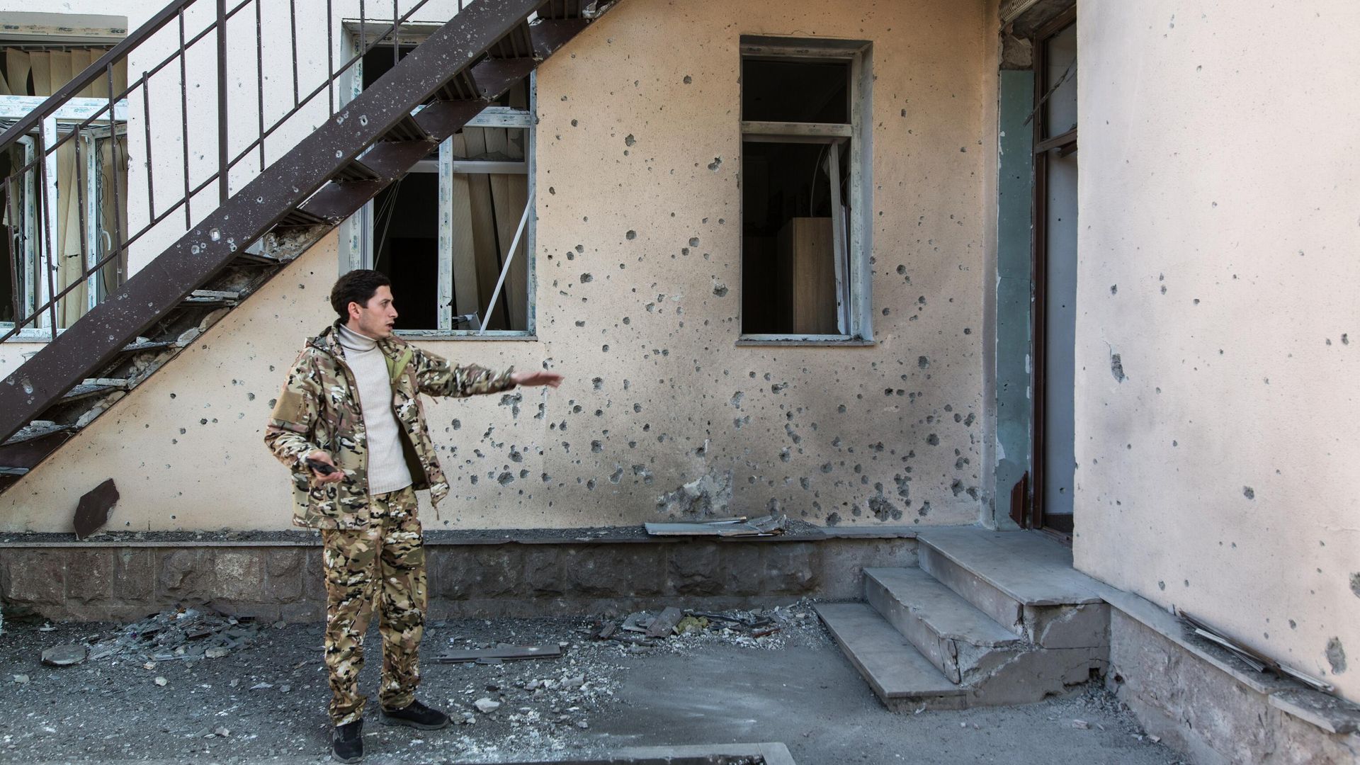 Мужчина возле своего дома, поврежденного в результате обстрела города Аскеран Мужчина возле своего дома, поврежденного в результате обстрела города Аскеран - РИА Новости, 1920, 26.10.2020