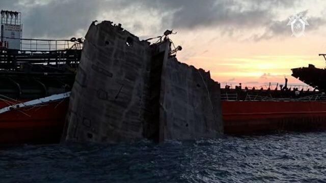 Кадры танкера Генерал Ази Асланов в Азовском море, где произошел взрыв Кадры танкера Генерал Ази Асланов в Азовском море, где произошел взрыв - РИА Новости, 1920, 25.10.2020