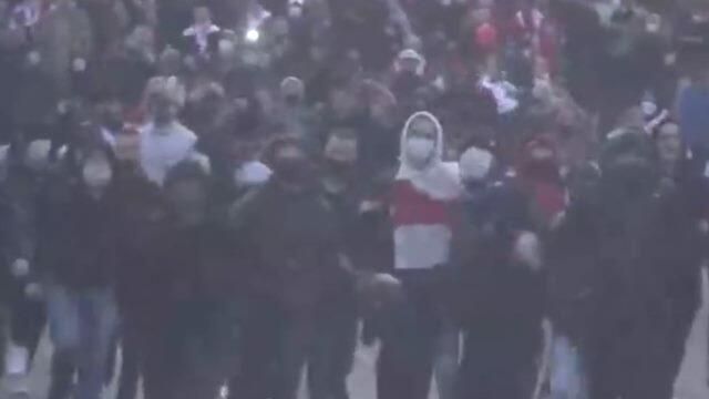 Митингующие бросали камни во время шествия оппозиции в Минске Митингующие бросали камни во время шествия оппозиции в Минске - РИА Новости, 1920, 25.10.2020