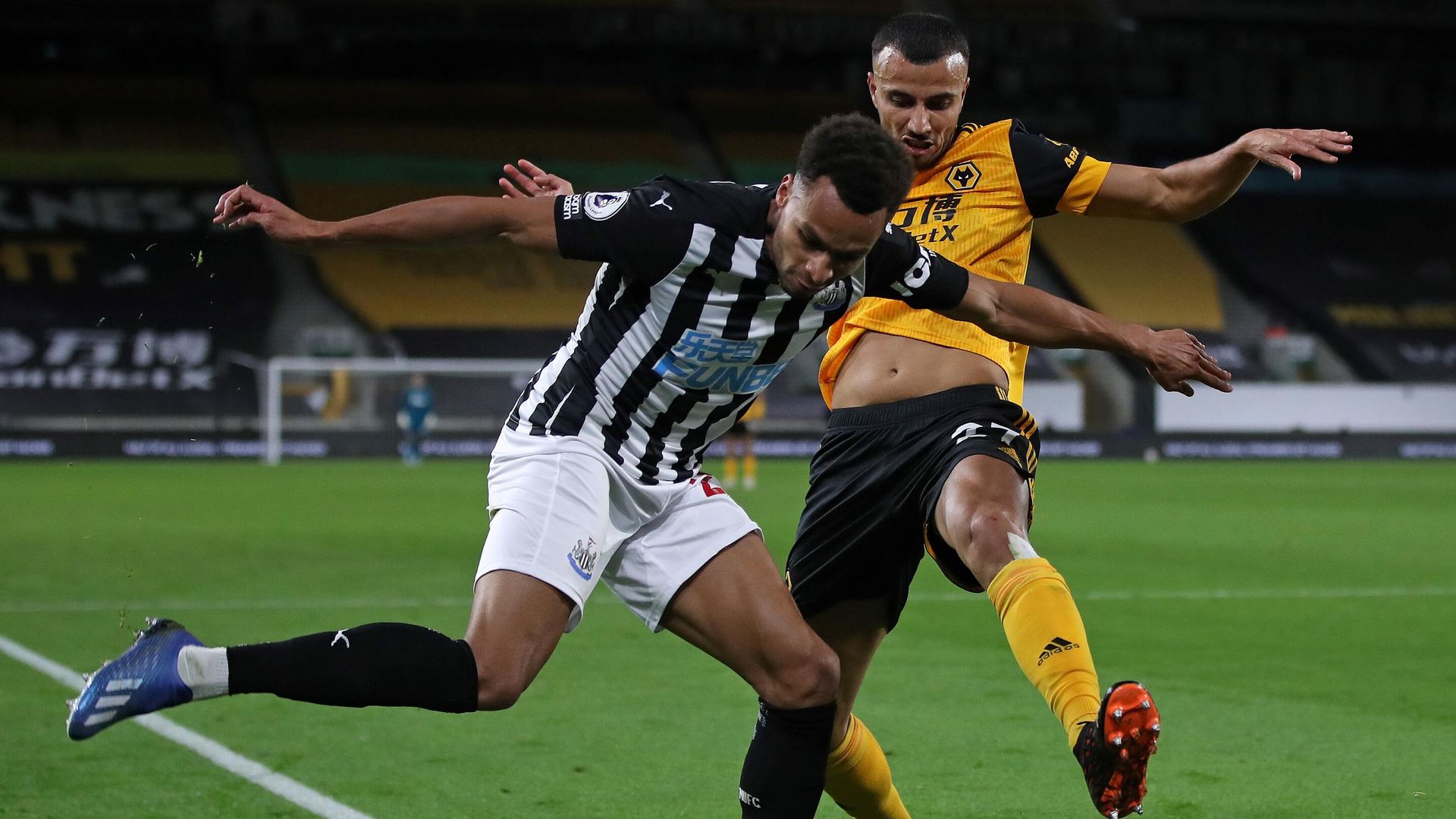 Wolverhampton Wanderers' Moroccan midfielder Romain Saiss (R) vies with Newcastle United's English midfielder Jacob Murphy during the English Premier League football match between Wolverhampton Wanderers and Newcastle United at the Molineux stadium in Wolverhampton, central England on October 25, 2020. (Photo by Nick Potts / POOL / AFP) / RESTRICTED TO EDITORIAL USE. No use with unauthorized audio, video, data, fixture lists, club/league logos or 'live' services. Online in-match use limited to 120 images. An additional 40 images may be used in extra time. No video emulation. Social media in-match use limited to 120 images. An additional 40 images may be used in extra time. No use in betting publications, games or single club/league/player publications. / Wolverhampton Wanderers' Moroccan midfielder Romain Saiss (R) vies with Newcastle United's English midfielder Jacob Murphy during the English Premier League football match between Wolverhampton Wanderers and Newcastle United at the Molineux stadium in Wolverhampton, central England on October 25, 2020. (Photo by Nick Potts / POOL / AFP) / RESTRICTED TO EDITORIAL USE. No use with unauthorized audio, video, data, fixture lists, club/league logos or 'live' services. Online in-match use limited to 120 images. An additional 40 images may be used in extra time. No video emulation. Social media in-match use limited to 120 images. An additional 40 images may be used in extra time. No use in betting publications, games or single club/league/player publications. / - РИА Новости, 1920, 25.10.2020