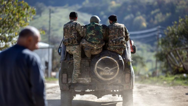 Вооруженные мужчины в селе Чанахчи в Нагорном Карабахе Вооруженные мужчины в селе Чанахчи в Нагорном Карабахе