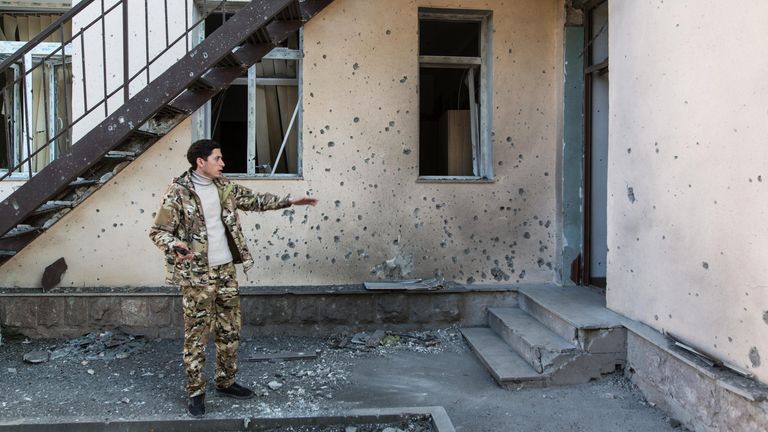 Мужчина возле своего дома, поврежденного в результате обстрела города Аскеран Мужчина возле своего дома, поврежденного в результате обстрела города Аскеран