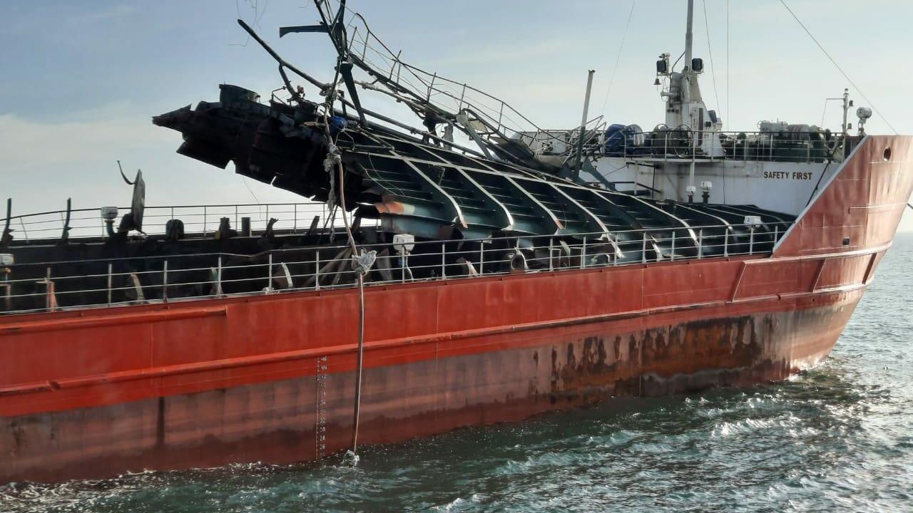 Танкер Генерал Ази Асланов, поврежденный при взрыве в Азовском море, на якорной стоянке в районе порта Кавказ Танкер Генерал Ази Асланов, поврежденный при взрыве в Азовском море, на якорной стоянке в районе порта Кавказ - РИА Новости, 1920, 27.10.2020