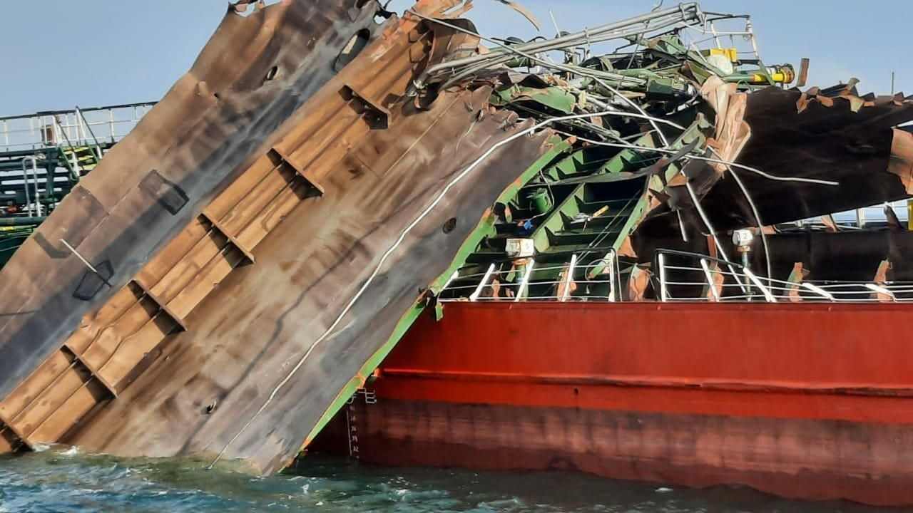 Танкер Генерал Ази Асланов, поврежденный при взрыве в Азовском море, на якорной стоянке в районе порта Кавказ Танкер Генерал Ази Асланов, поврежденный при взрыве в Азовском море, на якорной стоянке в районе порта Кавказ - РИА Новости, 1920, 27.10.2020