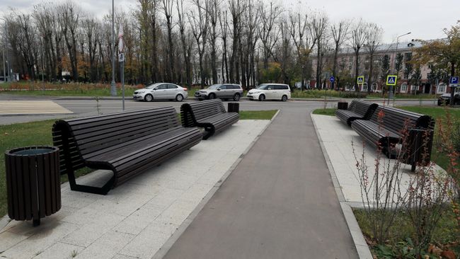 Лавочки в сквере в районе Капотня в Москве