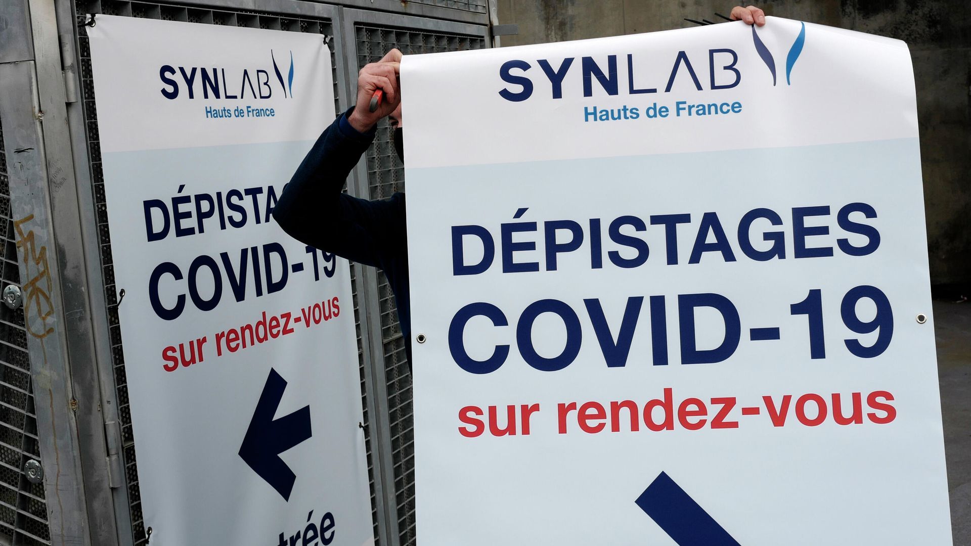 Мужчина вешает плакат с информацией о тестировании на COVID-19 на арене Lille Zenith Arena в Лилле, Франция Мужчина вешает плакат с информацией о тестировании на COVID-19 на арене Lille Zenith Arena в Лилле, Франция - РИА Новости, 1920, 28.10.2020