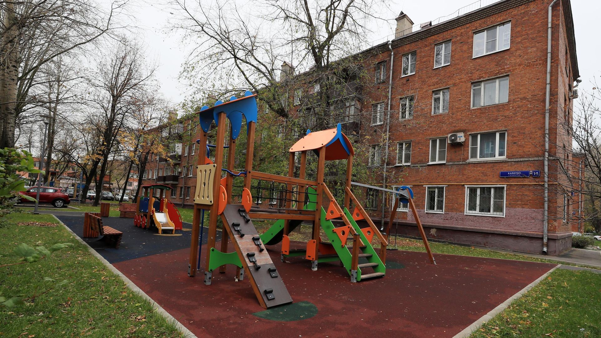 Детская площадка в районе Капотня в Москве Детская площадка в районе Капотня в Москве - РИА Новости, 1920, 25.05.2021