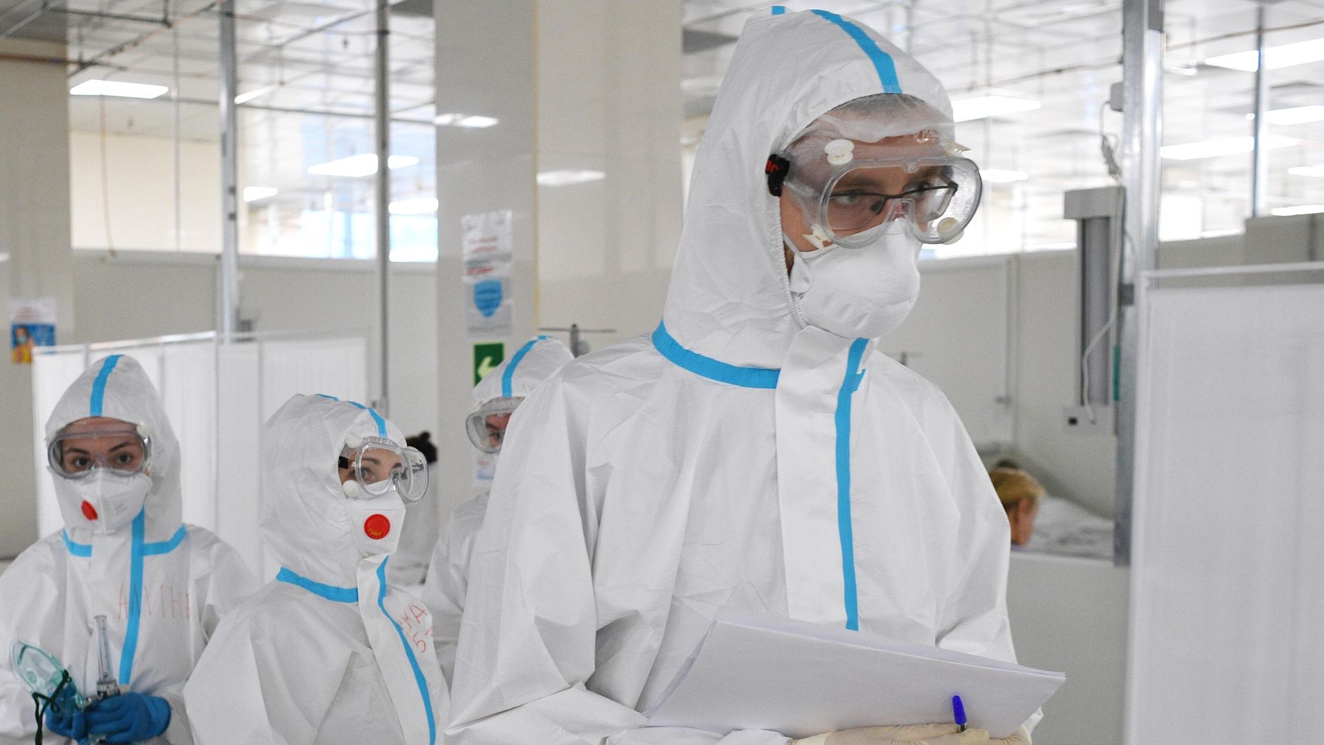 Медицинские работники в палате временного госпиталя для пациентов с COVID-19 в автомобильном торговом центре Москва Медицинские работники в палате временного госпиталя для пациентов с COVID-19 в автомобильном торговом центре Москва - РИА Новости, 1920, 29.10.2020
