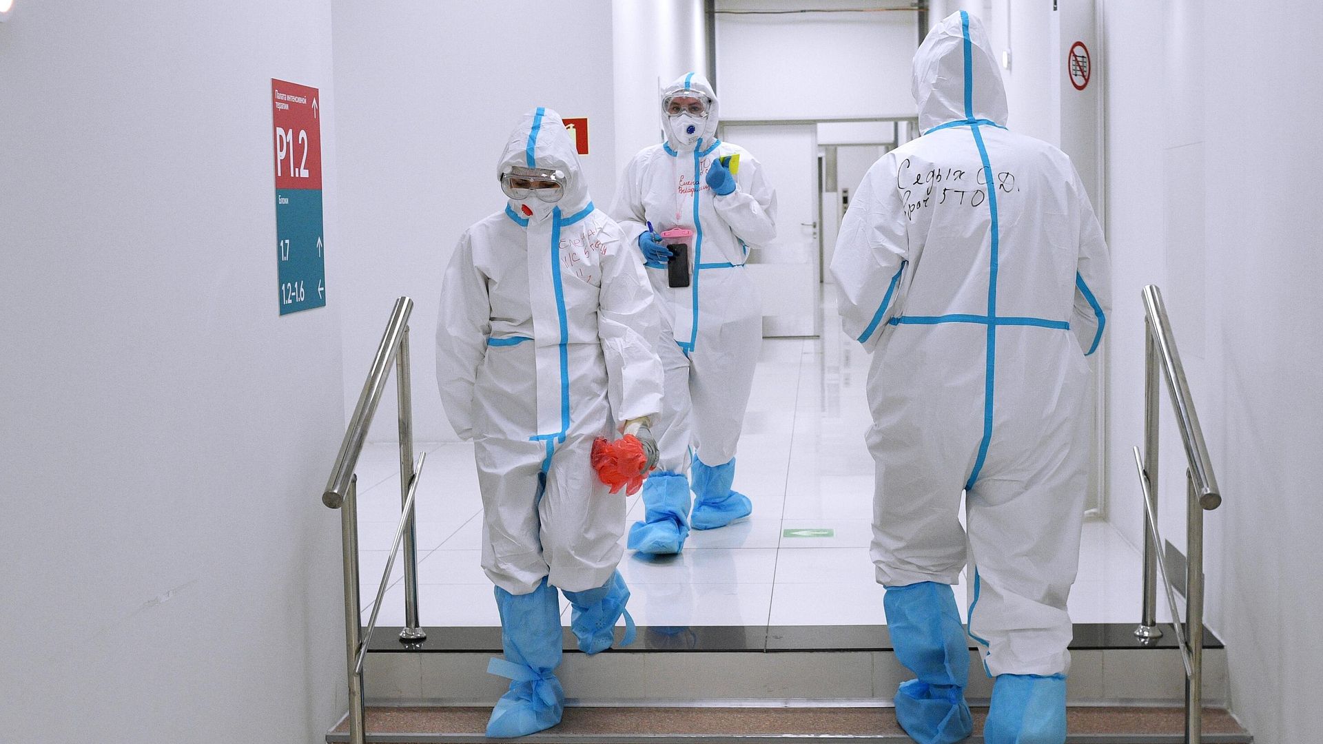 Медицинские работники во временном госпитале для пациентов с COVID-19 в Москве Медицинские работники во временном госпитале для пациентов с COVID-19 в Москве - РИА Новости, 1920, 01.11.2020