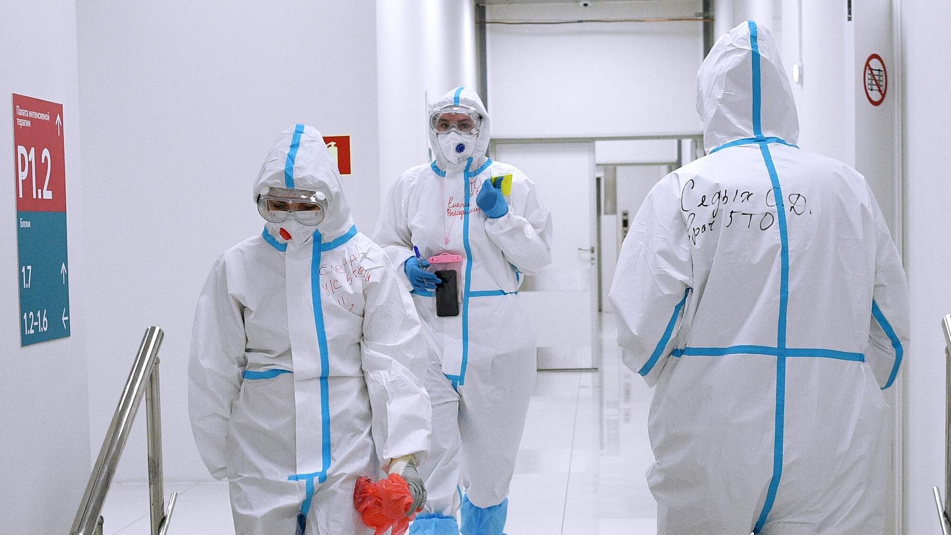 Медицинские работники во временном госпитале для пациентов с COVID-19 в Москве Медицинские работники во временном госпитале для пациентов с COVID-19 в Москве - РИА Новости, 1920, 01.11.2020