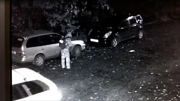 Мужчина, подозреваемый в нападении на двух девушек, на записи с камер наблюдения Мужчина, подозреваемый в нападении на двух девушек, на записи с камер наблюдения - РИА Новости, 1920, 27.10.2020