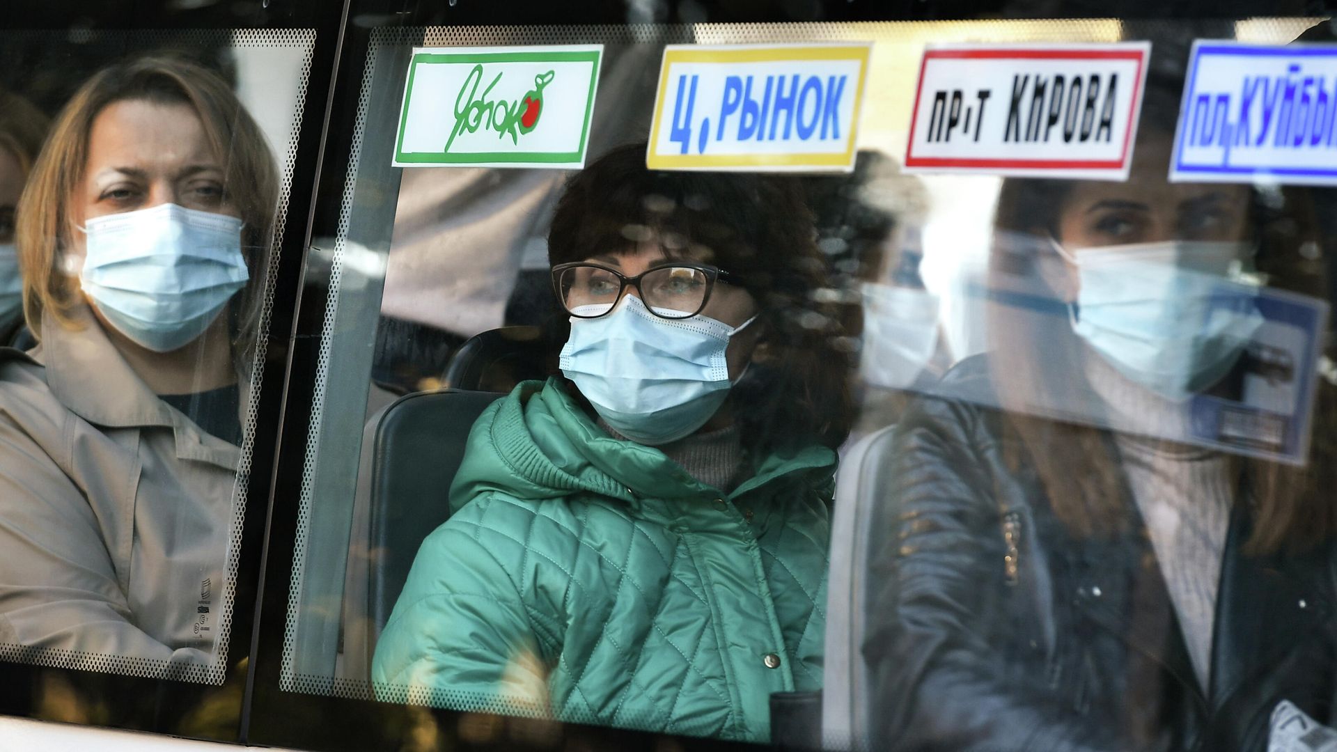 Пассажиры общественного транспорта в Симферополе Пассажиры общественного транспорта в Симферополе - РИА Новости, 1920, 27.10.2020