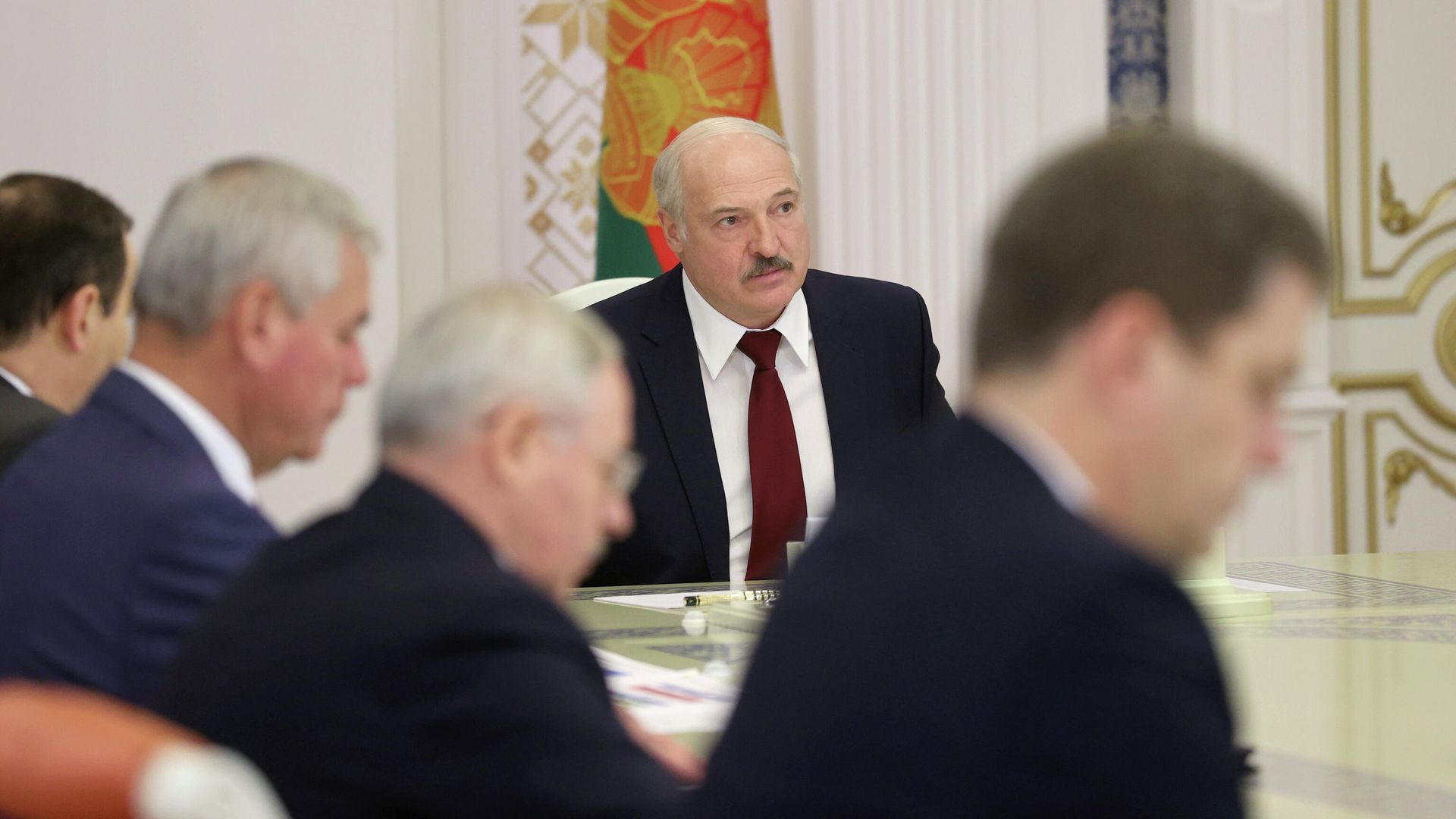 Президент Белоруссии Александр Лукашенко во время совещания в Минске. 27 октября 2020 - РИА Новости, 1920, 30.10.2020