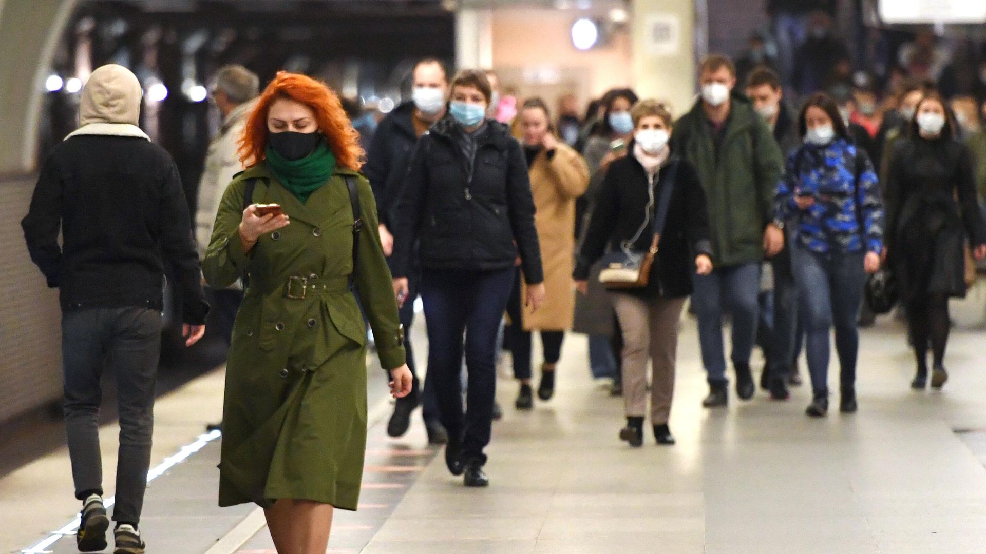Люди в защитных масках на станции Московского метрополитена Люди в защитных масках на станции Московского метрополитена - РИА Новости, 1920, 30.10.2020