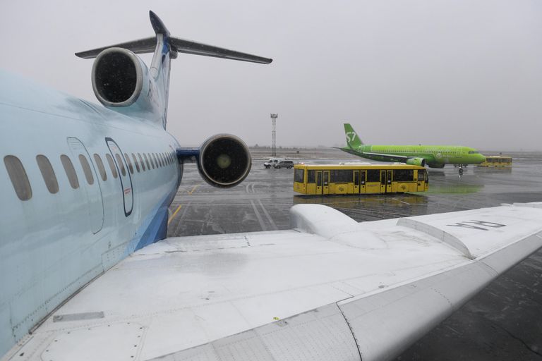 Самолет Ту-154 авиакомпании Алроса на перроне в аэропорту Толмачево в Новосибирске