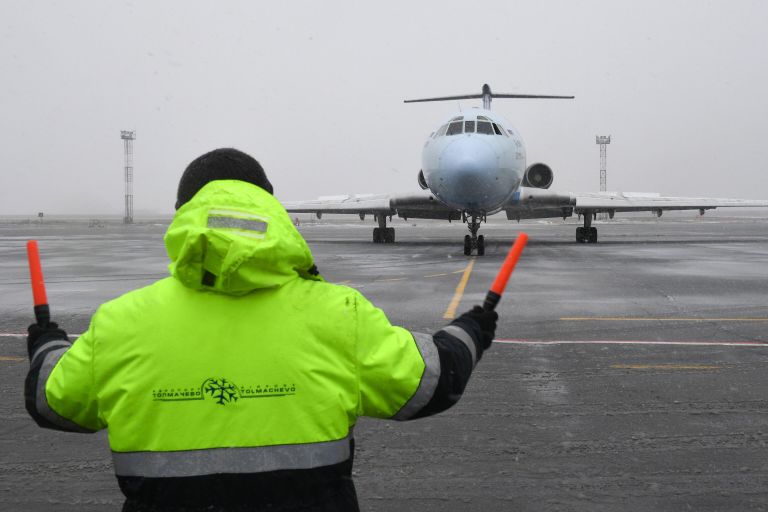Самолет Ту-154 авиакомпании Алроса на перроне в аэропорту Толмачево в Новосибирске