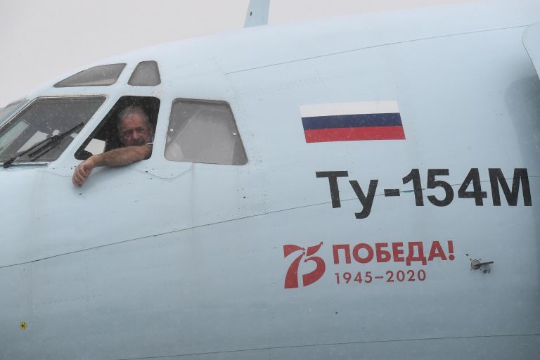 Капитан Александр Лешкевич в кабине самолета Ту-154 авиакомпании Алроса на перроне в аэропорту Толмачево в Новосибирске