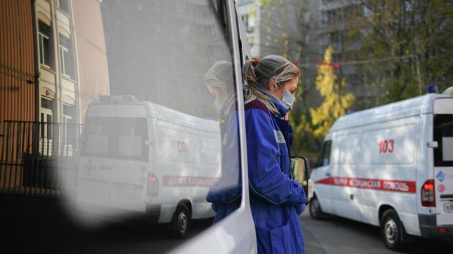 Медицинский работник у машины скорой помощи в Москве Медицинский работник у машины скорой помощи в Москве