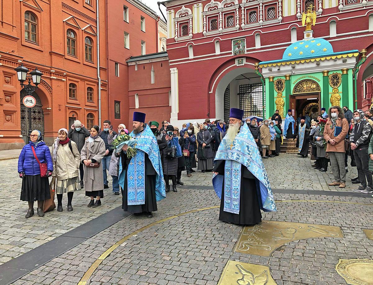 Митрополит Воскресенский Дионисий возле Иверской часовне у Воскресенских ворот Митрополит Воскресенский Дионисий возле Иверской часовне у Воскресенских ворот - РИА Новости, 1920, 28.10.2020